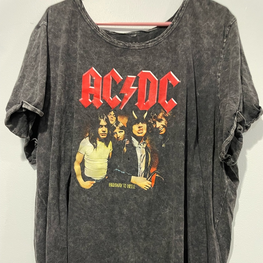 Torrid Sz. 4 AC/DC T-shirt with Hole